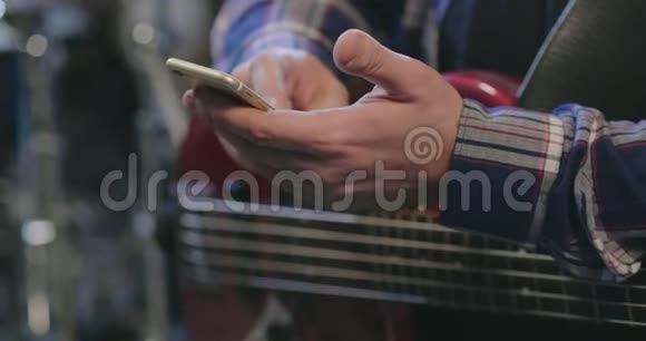 在热拉萨拉使用智能手机关闭吉他手视频的预览图