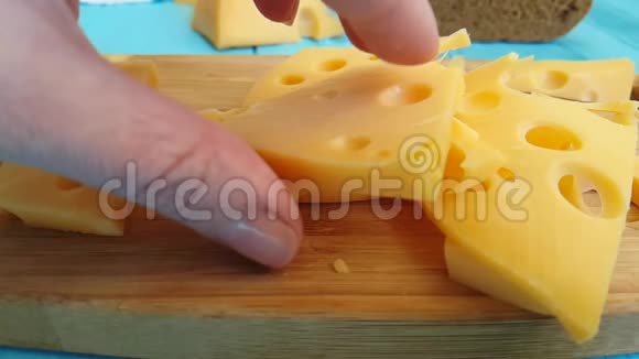 木制的瑞士奶酪视频的预览图