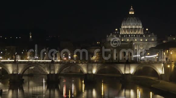 圣彼得大教堂在梵蒂冈美丽的桥景傍晚的城市景观视频的预览图