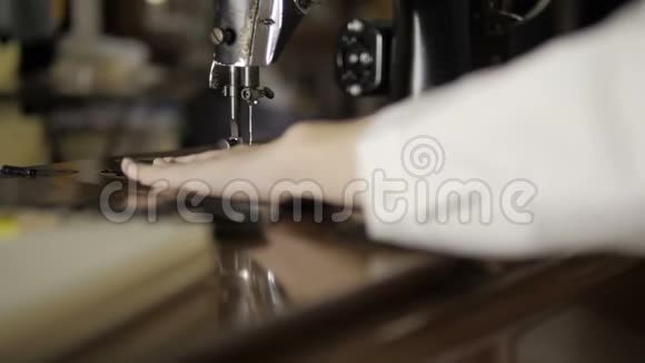 用旧缝纫机手工缝制织物视频的预览图