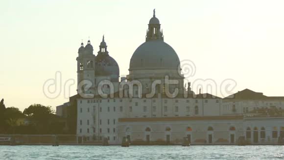 圣玛丽亚德拉敬礼教堂从大运河俯瞰威尼斯假日视频的预览图