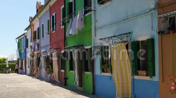 勃拉诺岛色彩斑斓的房屋的原始风格生动的建筑威尼斯视频的预览图