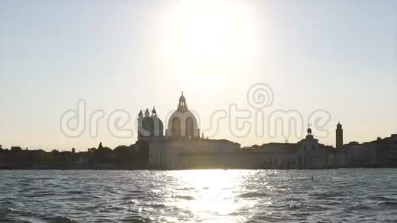大运河在阳光下波光粼粼威尼斯健康教堂圣玛丽视频的预览图
