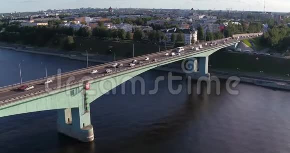 汽车在跨河的桥上行驶视频的预览图