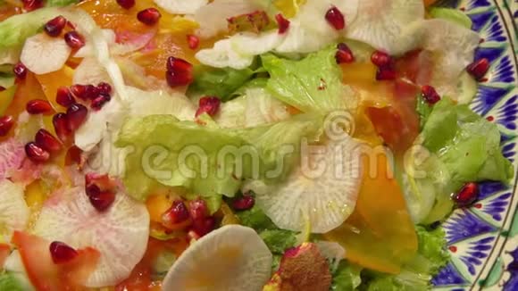 沙拉配蔬菜和石榴籽视频的预览图