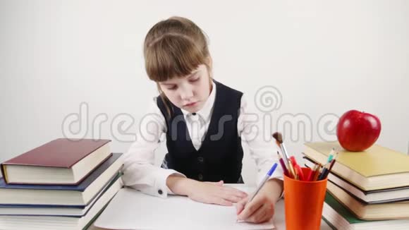 女生坐在桌子旁写书视频的预览图