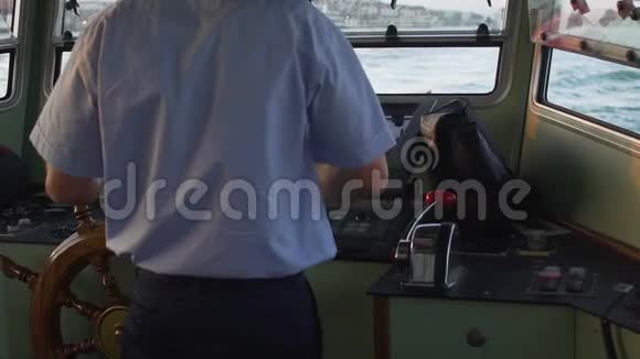 成功经验丰富的水手熟练地带领他的船全速前进视频的预览图