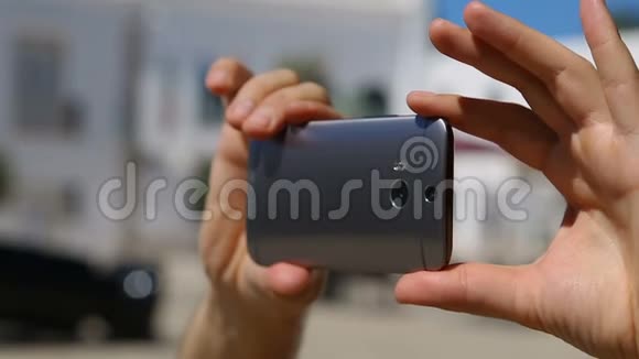 男性用手机拍摄视频度假时使用小工具特写视频的预览图