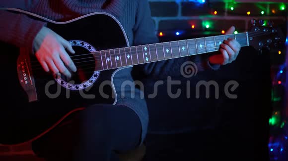一个年轻的女人用黑色吉他演奏视频的预览图