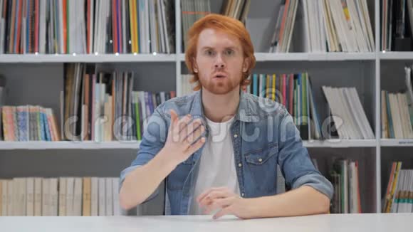 愤怒的红发男子在办公室工作视频的预览图