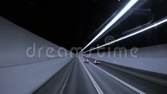 驾驶通过公路隧道视频的预览图