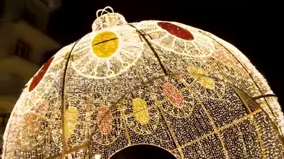 室外的发光穹顶剪辑在漆黑的夜空中许多灯泡作为花环装饰视频的预览图