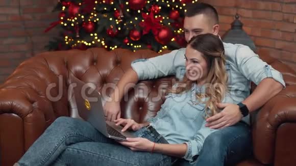 圣诞前夜年轻夫妇在家网上购物视频的预览图