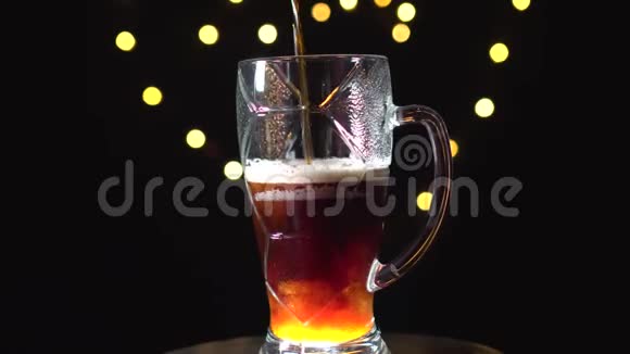 啤酒倒在杯子里啤酒杯在旋转视频的预览图