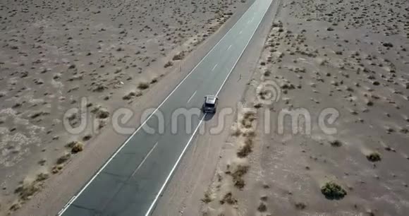 在美国死亡谷高速公路上驾驶深灰色SUV视频的预览图