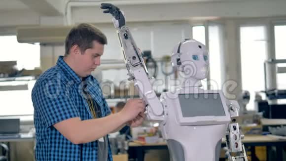 车间工人组装机器人手臂和头部视频的预览图