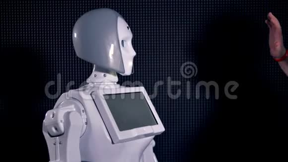 一个工程师问候并拥抱一个白色机器人视频的预览图