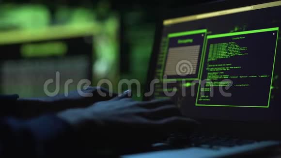 特写黑客手在笔记本电脑上工作选择密码允许访问视频的预览图