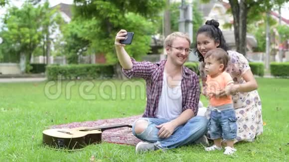 幸福的多民族家庭在户外自拍的画像视频的预览图