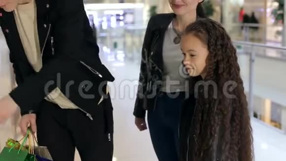 有孩子的时尚家庭在现代购物中心购物视频的预览图
