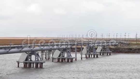 石油管道由一座大桥保护穿过一条小河斯潘河上拉根大坝的管道现代工业视频的预览图