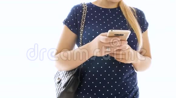 4k镜头年轻漂亮的女人打字号码用手机孤立的白色背景下交谈视频的预览图