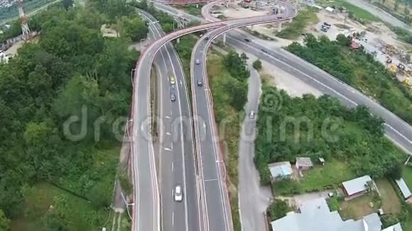 连接市区的道路天桥空中飞越视频的预览图