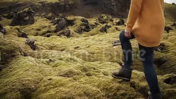 自由两名游客妇女举起手在冰岛覆盖的熔岩场上朋友们徒步旅行后感到快乐视频的预览图