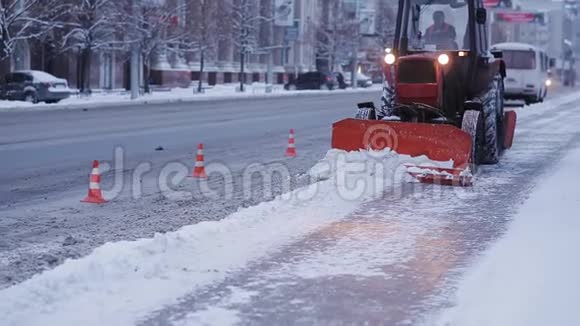 拖拉机清洗雪铲用犁除积雪关闭了铁雪犁把许多雪推开视频的预览图