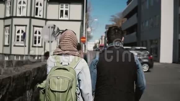 年轻时尚夫妇一起在市中心散步的后景男人和女人牵着手探索城市视频的预览图