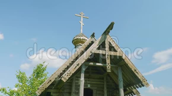 露天的旧废弃木制小教堂的景色视频的预览图