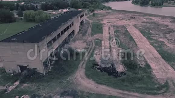 一座被毁的旧建筑的空中景观视频的预览图