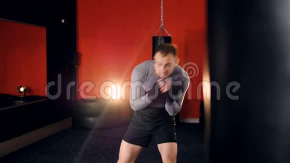一个拳击手伸展躯干准备练习视频的预览图