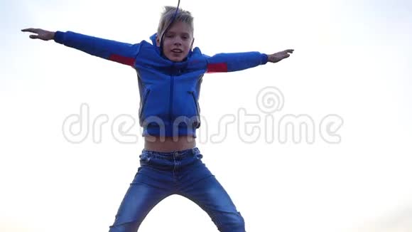 少年高跳天空背景在新鲜空气中游走视频的预览图