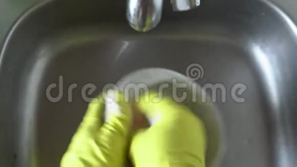在厨房洗碗的人视频的预览图