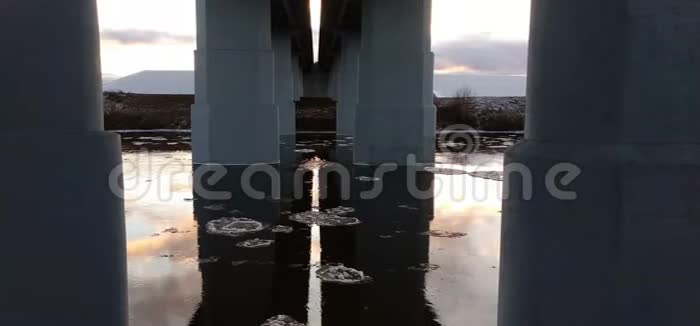 在桥下移动浮冰视频的预览图