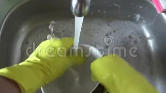 在厨房洗碗的人视频的预览图