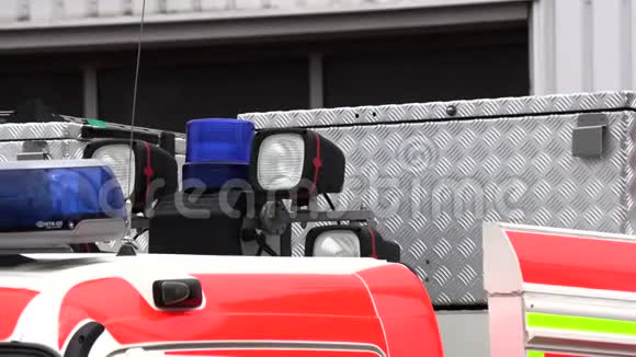 带蓝色闪光灯的消防车屋顶视频的预览图