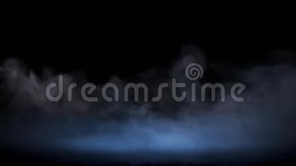 青柠柑橘果实落在水面的蓝光点和雾云与液体飞溅和滴视频的预览图
