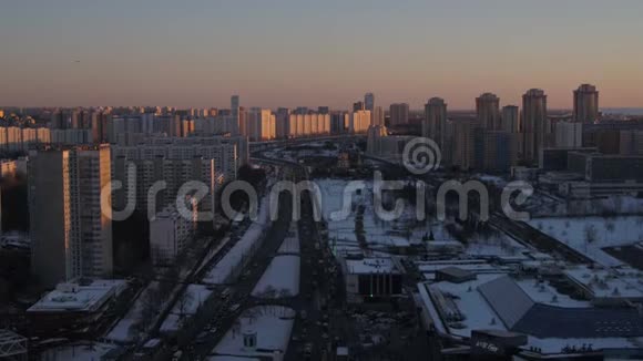 鸟瞰美丽的冰封冬日莫斯科市冰雪缭绕4k视频的预览图