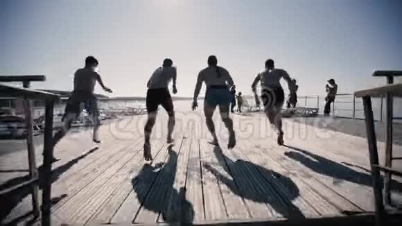 四个人跑下码头跳进湖里视频的预览图