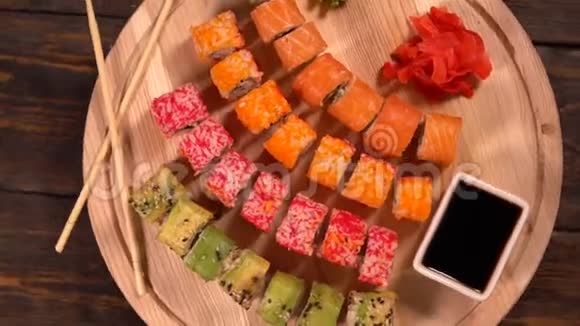 在木板上旋转各种寿司的视野视频的预览图