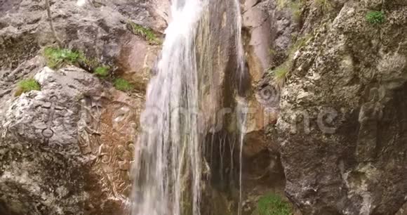 群山中的瀑布近在咫尺视频的预览图