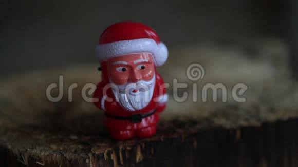 小玩具塑料圣诞老人在强大的火焰下融化慢动作视频的预览图