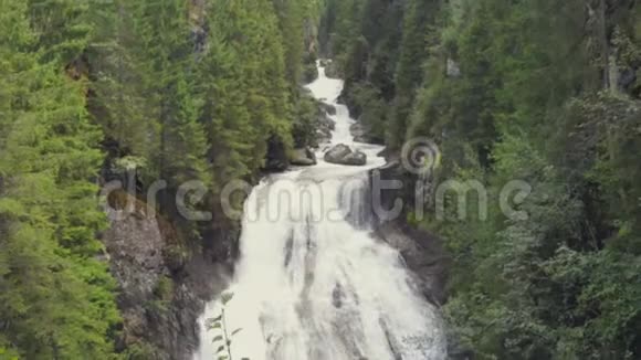 里瓦瀑布坎波图雷斯阿尔托阿迪格意大利视频的预览图