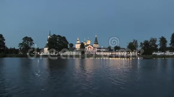 晚上在瓦达伊湖修道院前游泳视频的预览图