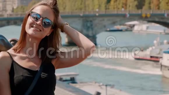 法国女孩在巴黎塞纳河享受阳光明媚的一天视频的预览图