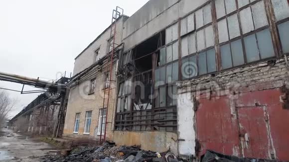 旧废弃工业建筑外部窗户和墙壁粗糙视频的预览图