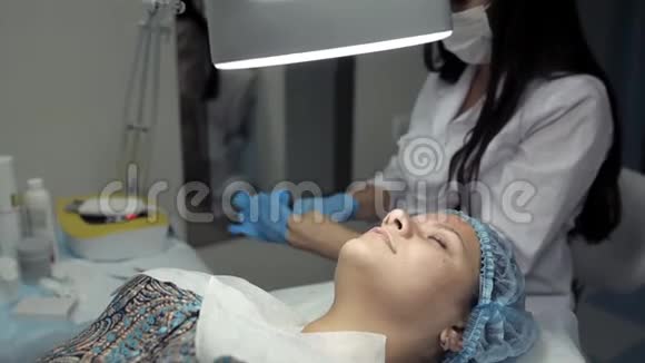 美容师在做机械面部清洁前戴乳胶手套视频的预览图