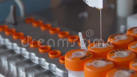 在医学实验室中特写机器人用针对卵子进行人工受精视频的预览图